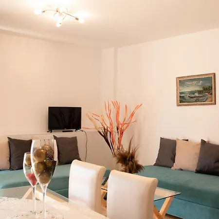 Flora Apartment